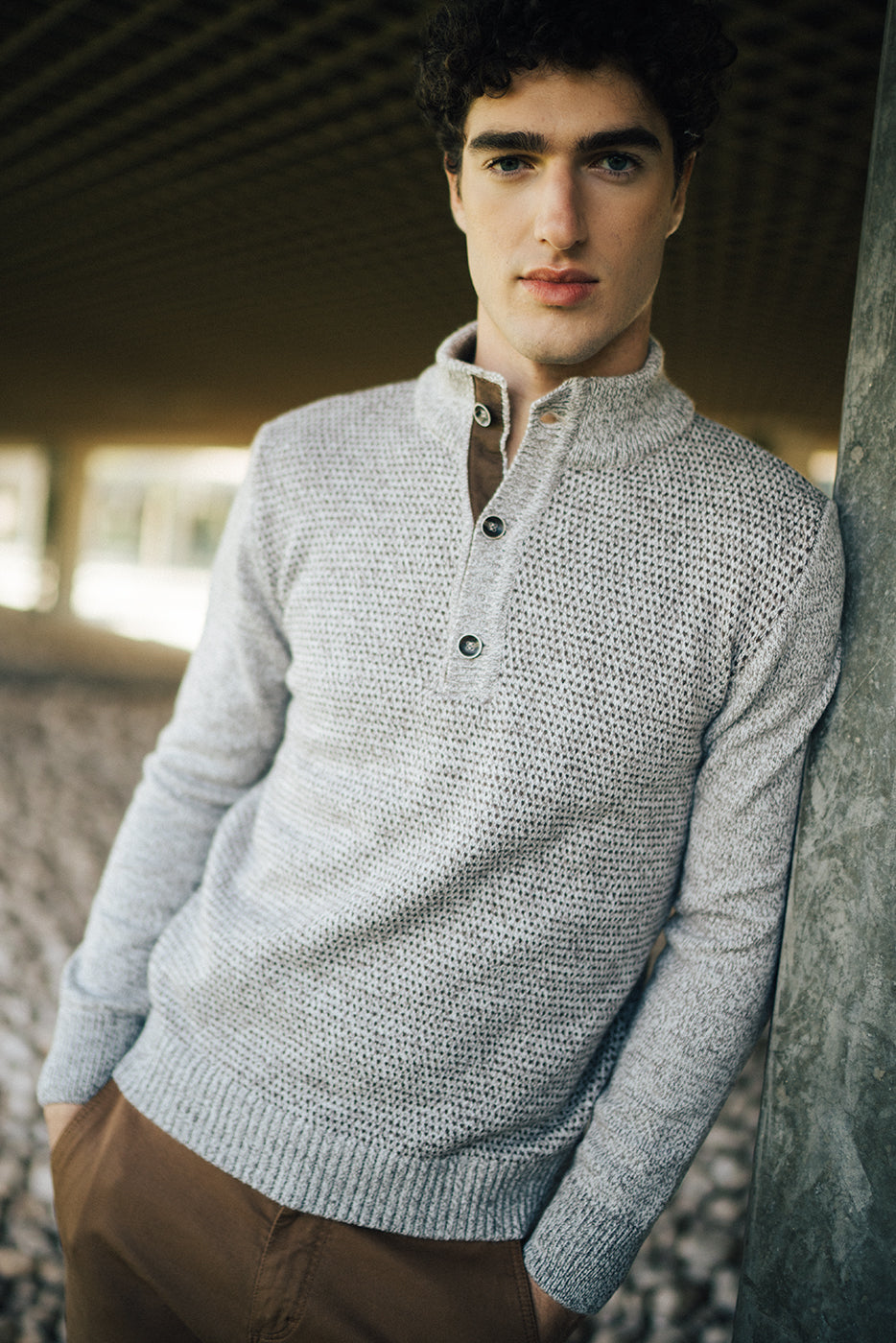 Jersey punto cuello con botones color gris