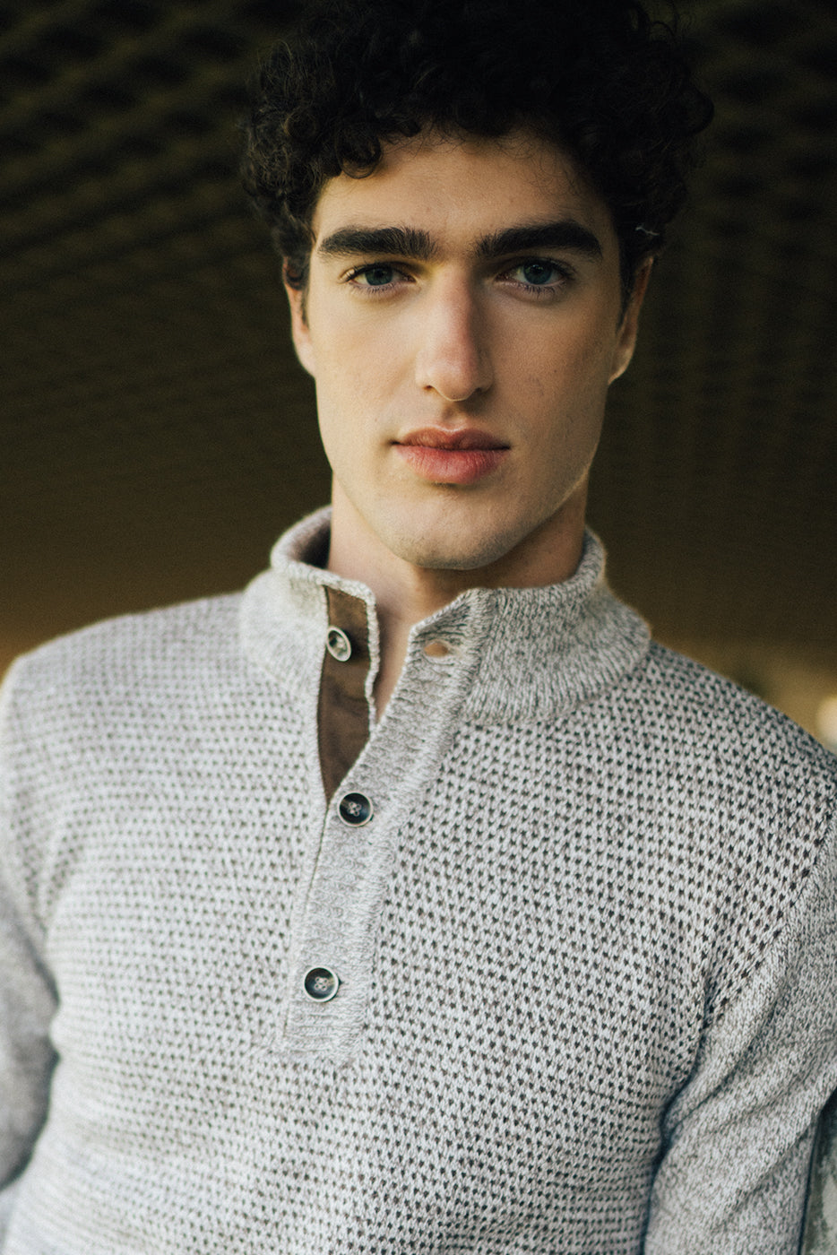 Jersey punto cuello con botones color gris