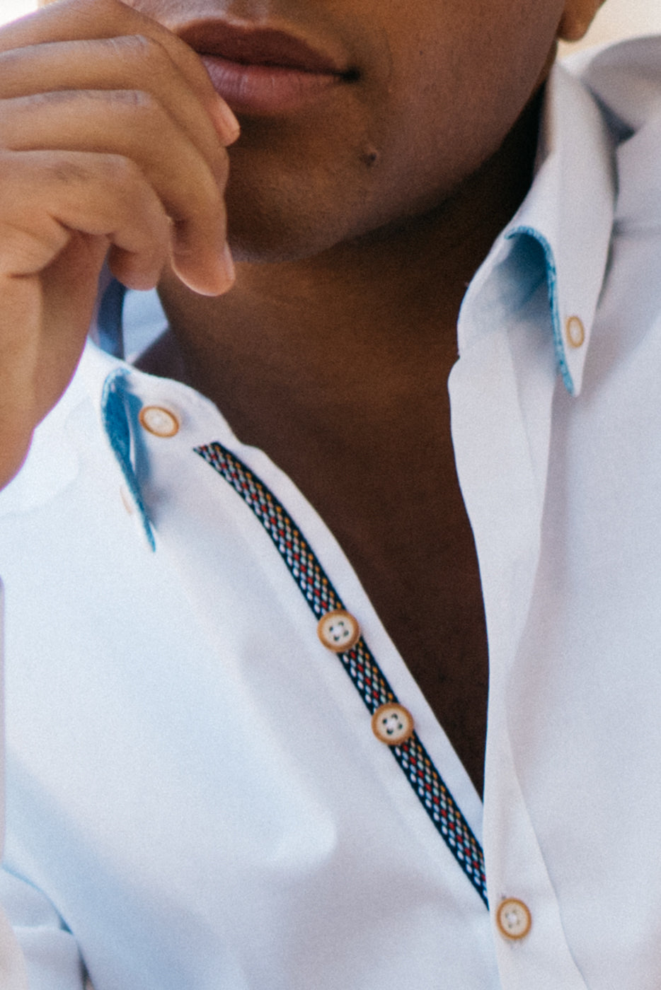 Camisa elástica blanca con coordinado en puños y cuello