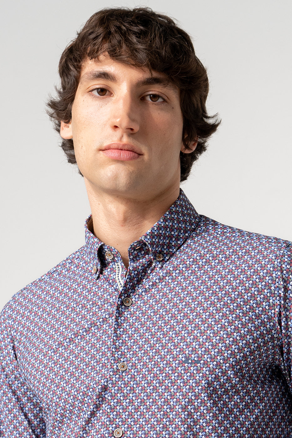 Camisa regular fit estampado de comas colores