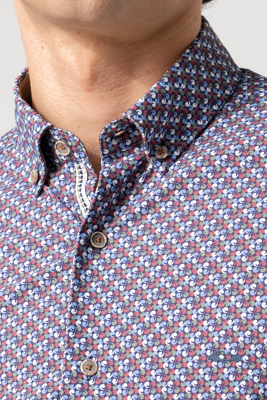 Camisa regular fit estampado de comas colores