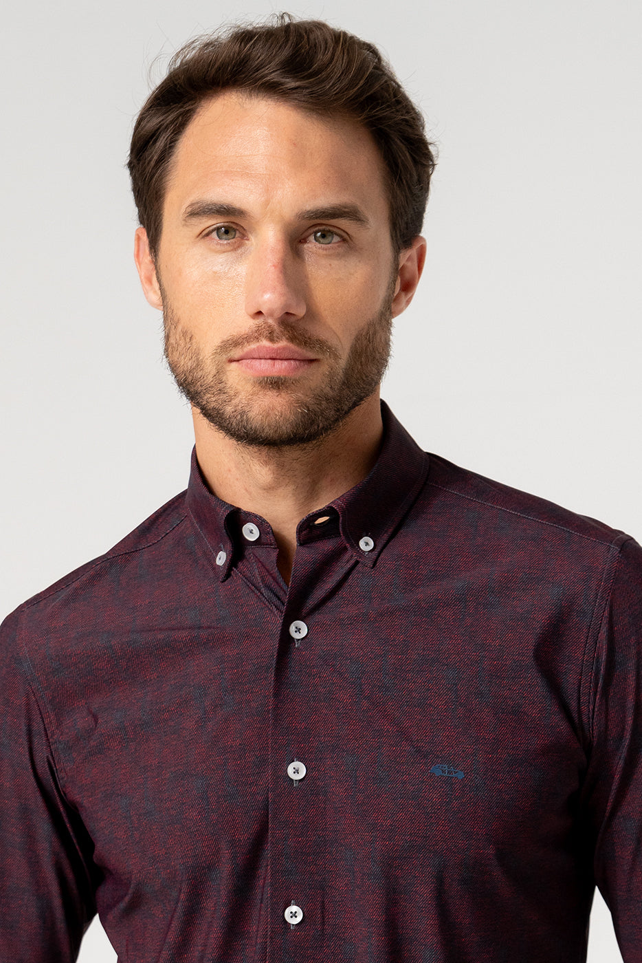 Camisa regular fit estampada en granate