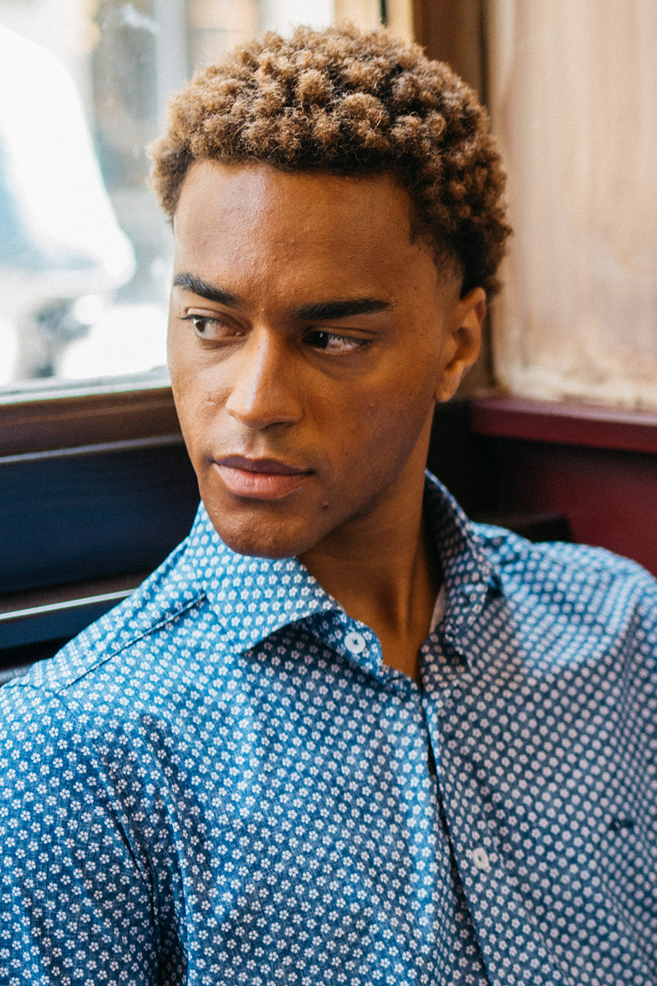 Camisas bielástica estampado flores azul que no necesita plancha