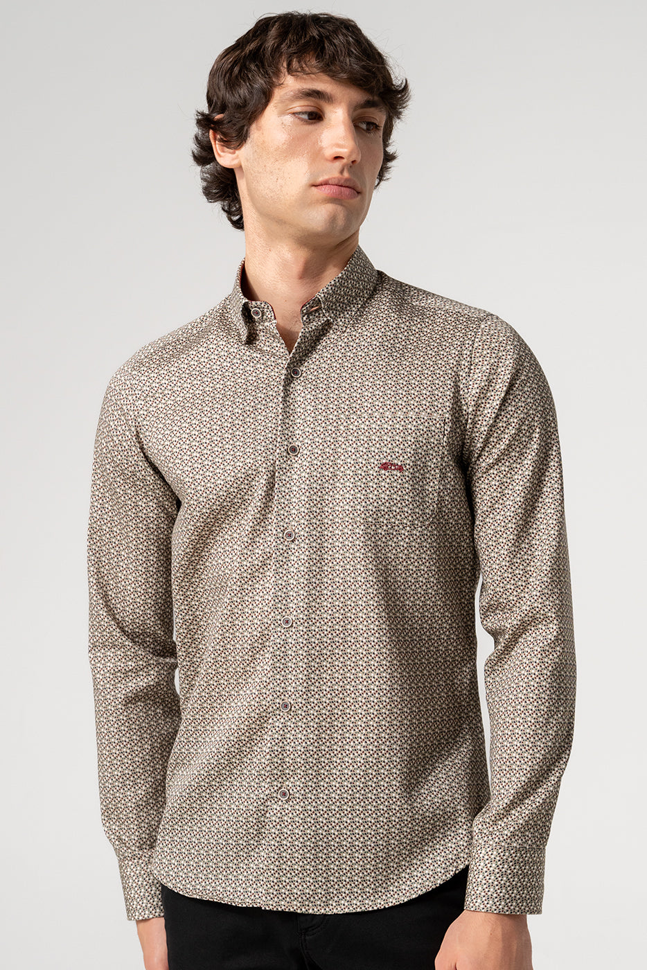CAMISA HOMBRE CON BOLSILLO ESTAMPADO FONDO MARRÓN