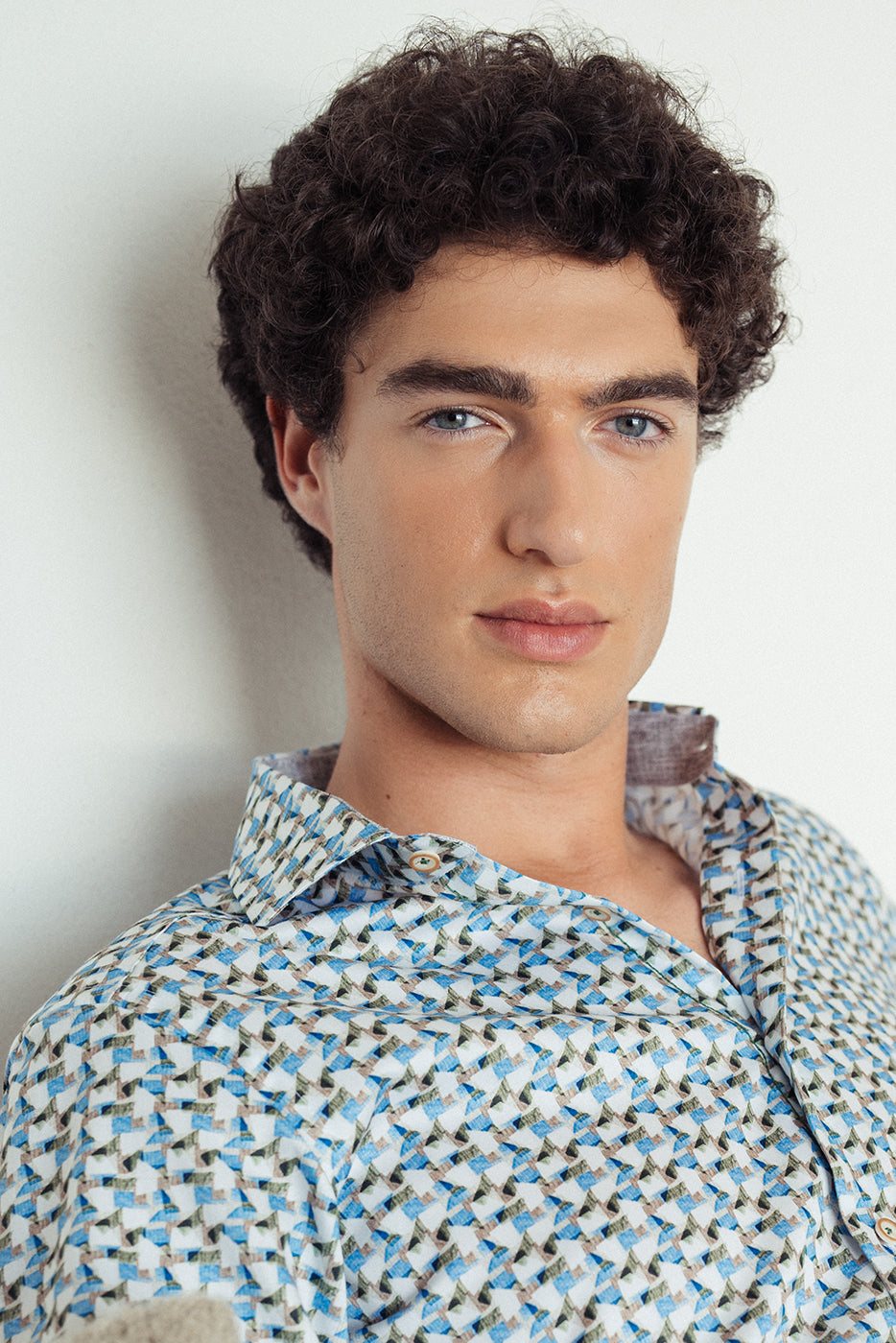 Camisa con cuello italiano estampados geométricos