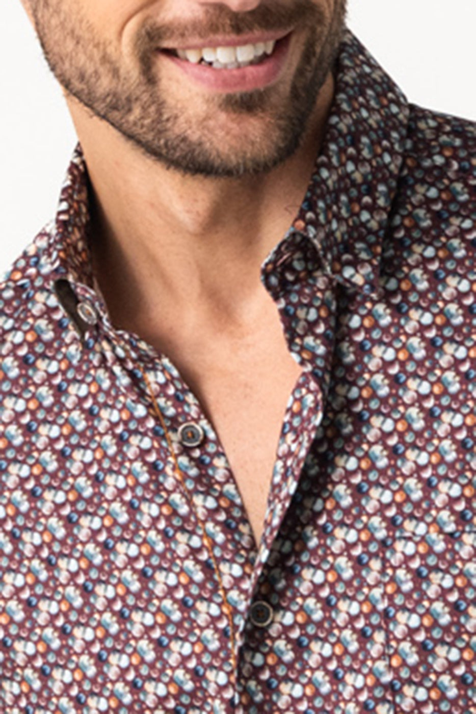 Camisa hombre estampado burbujas fondo granate