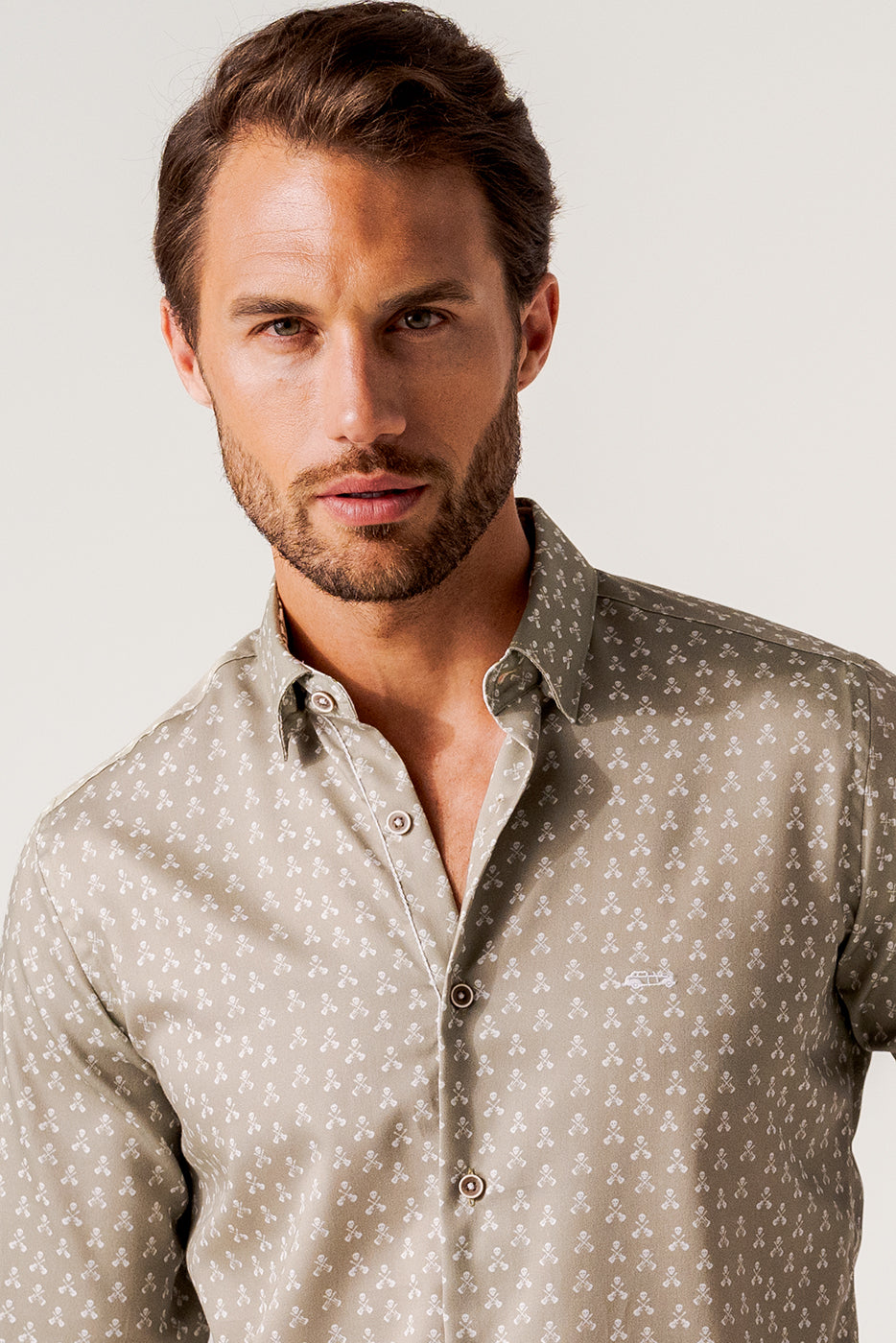 Camisa beige estampado calavera guitarrista