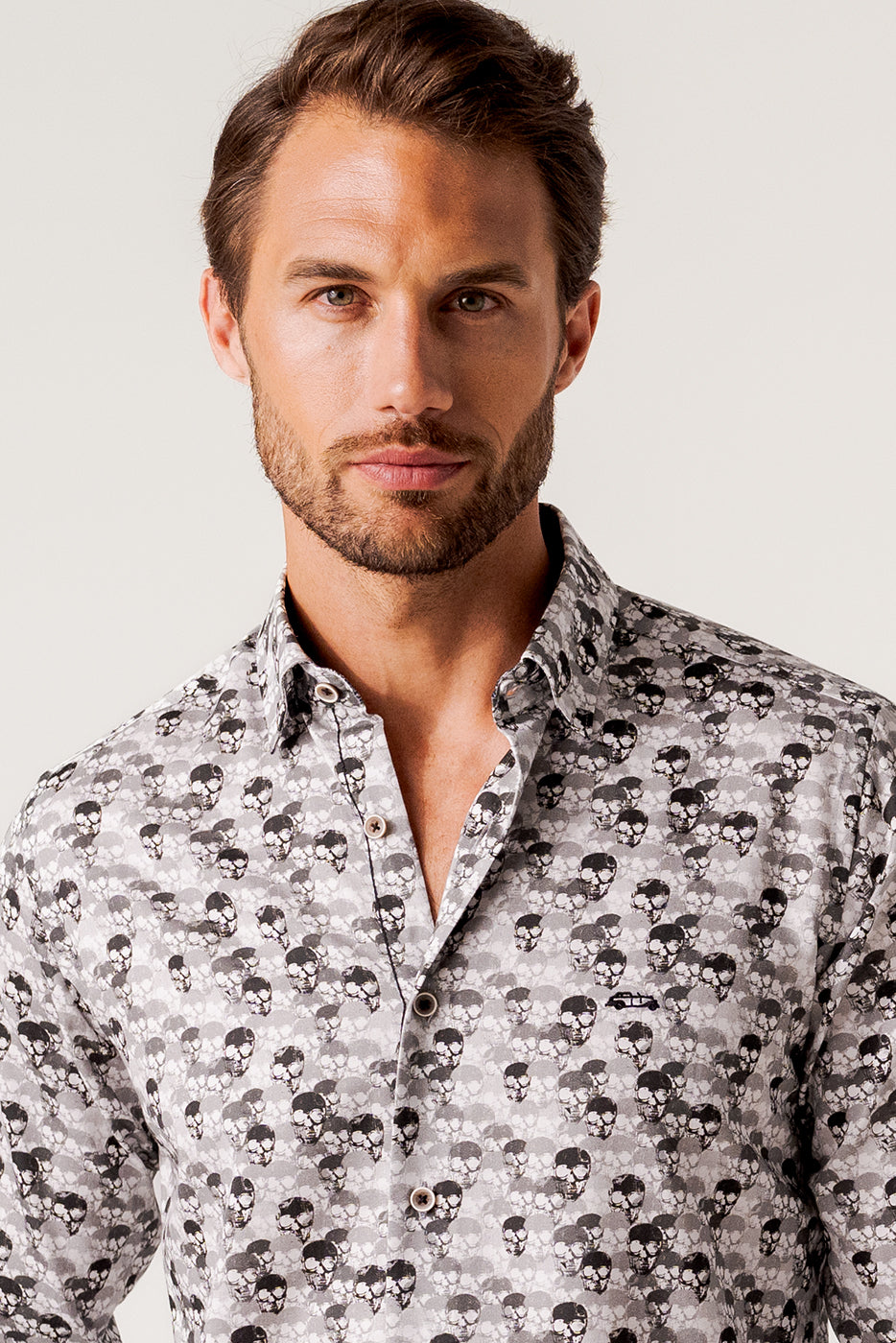 Camisa hombre estampada calaveras grises y negras