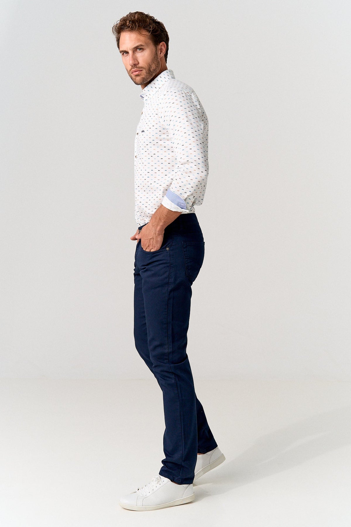 Pantalón 5 bolsillos marino estructura elástica regular fit