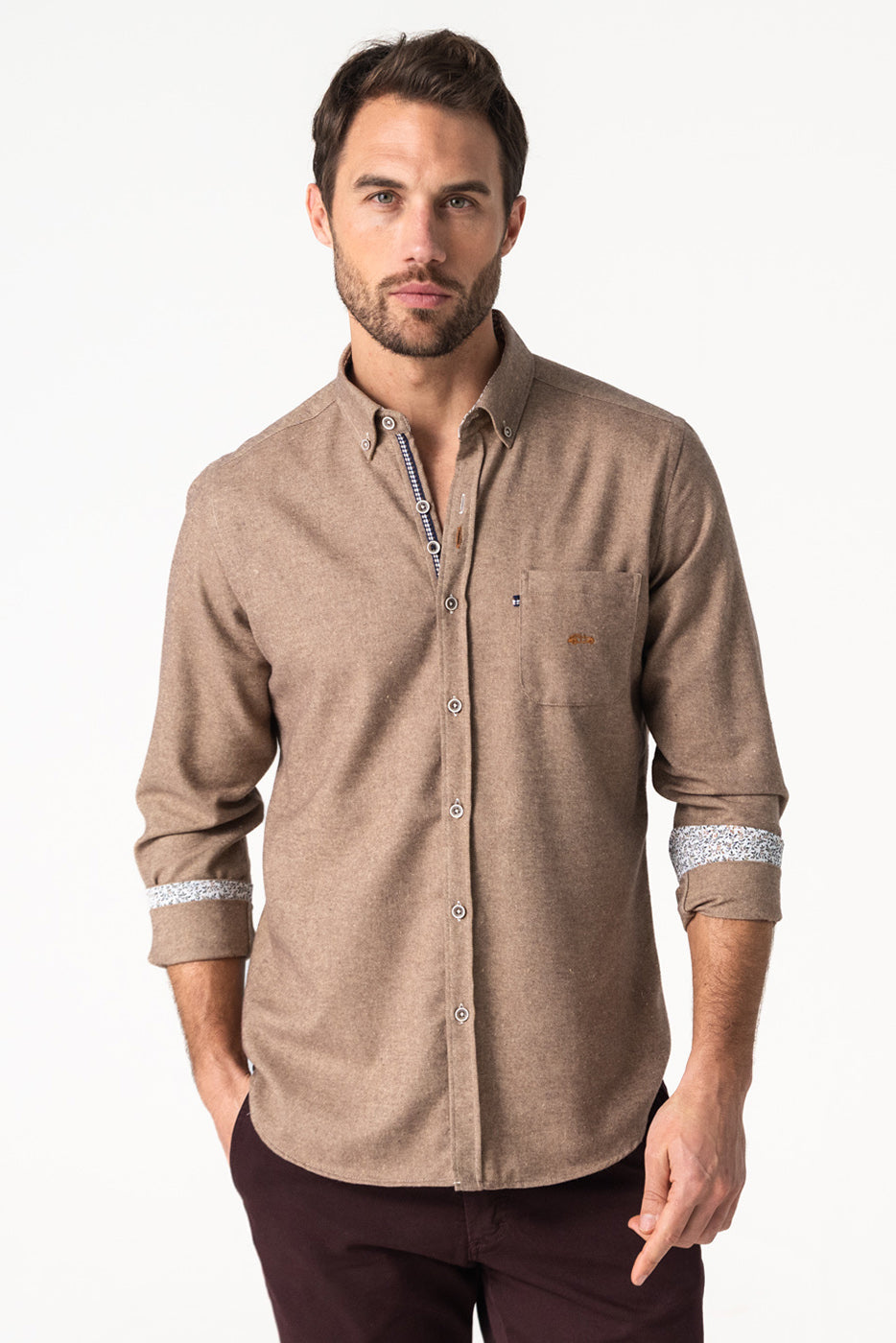 Camisa con bolsillo hombre lisa marrón