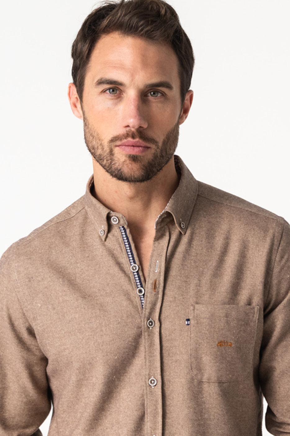 Camisa con bolsillo hombre lisa marrón
