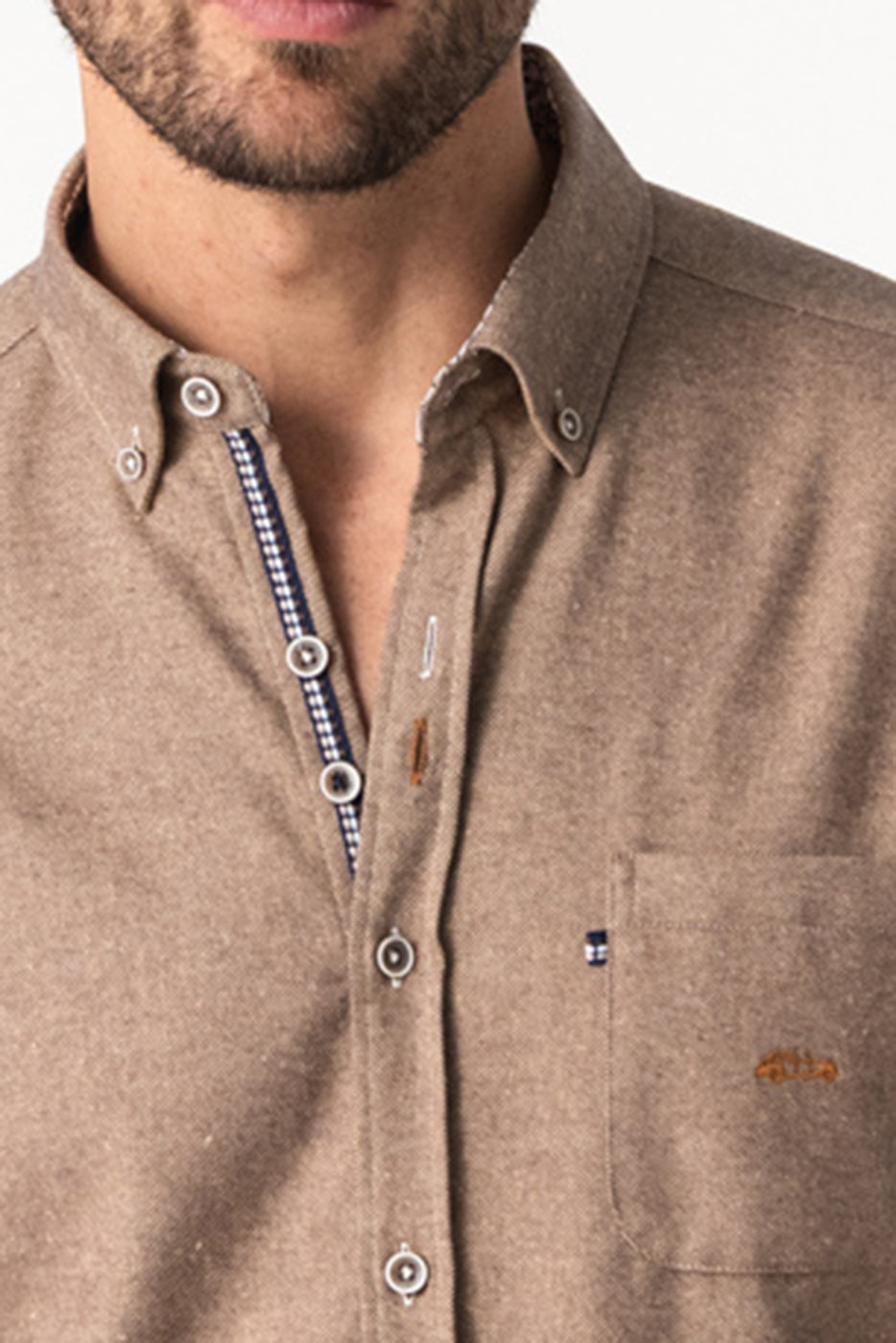 Camisa con bolsillo hombre lisa marrón