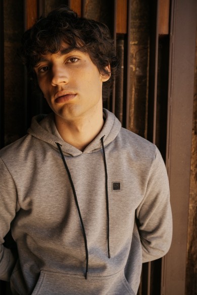 SUDADERA CON CAPUCHA GRIS