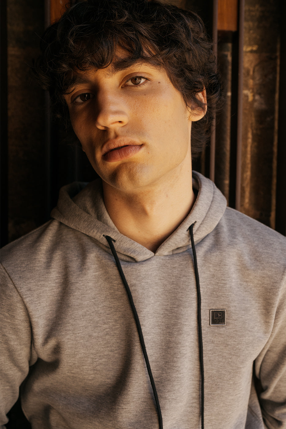 Sudadera con capucha gris 