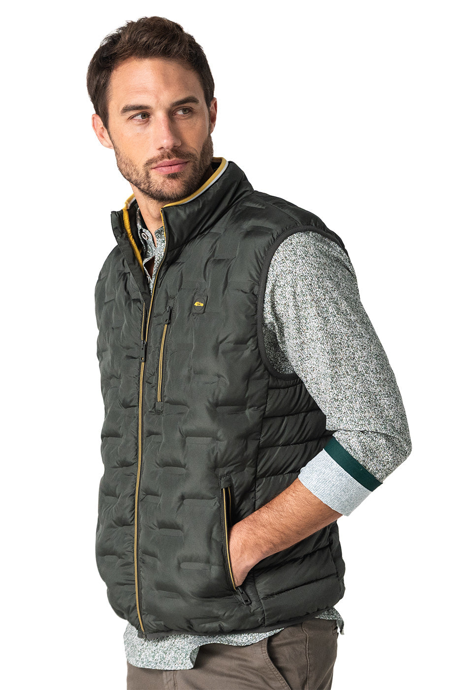 Chaleco acolchado verde con detalles amarillos 