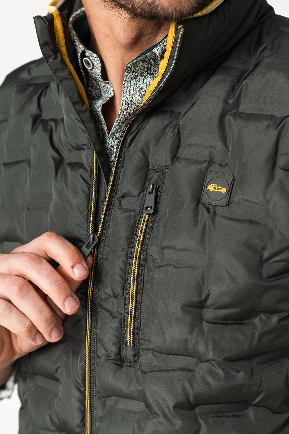 Chaleco acolchado verde con detalles amarillos 