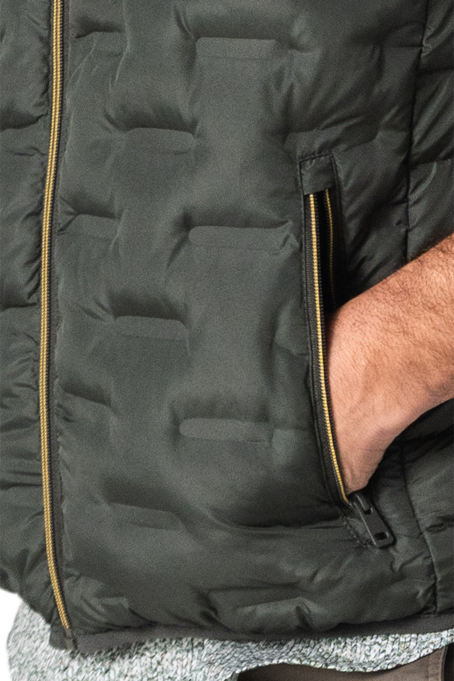 Chaleco acolchado verde con detalles amarillos 