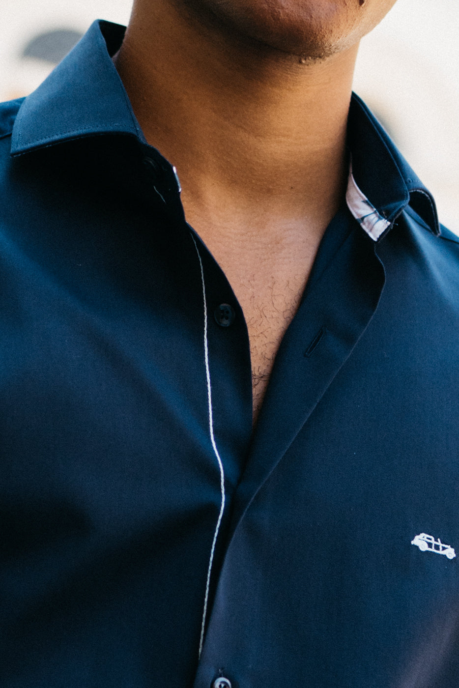 Camisa lisa regular fit puños coordinados