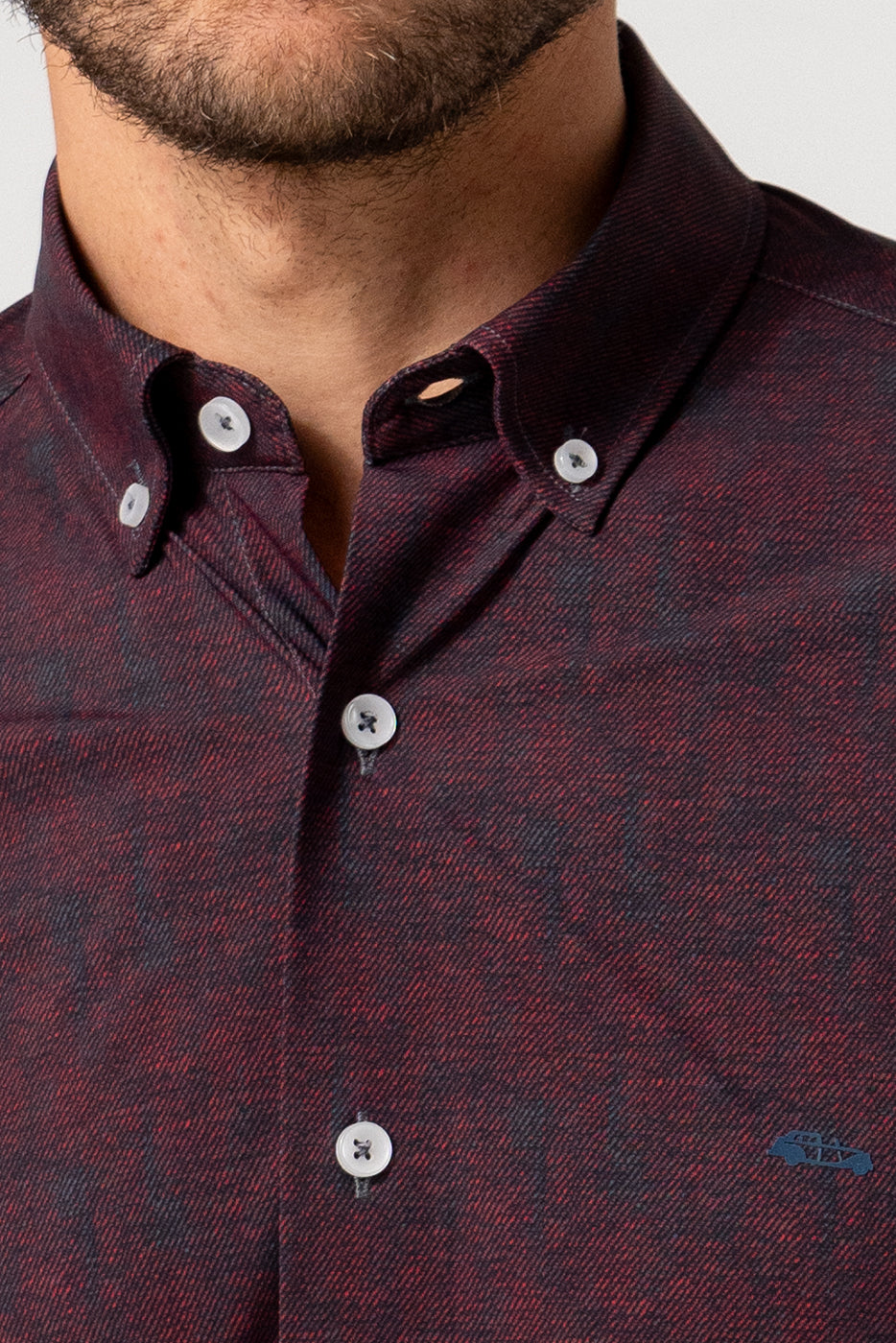 Camisa regular fit estampada en granate