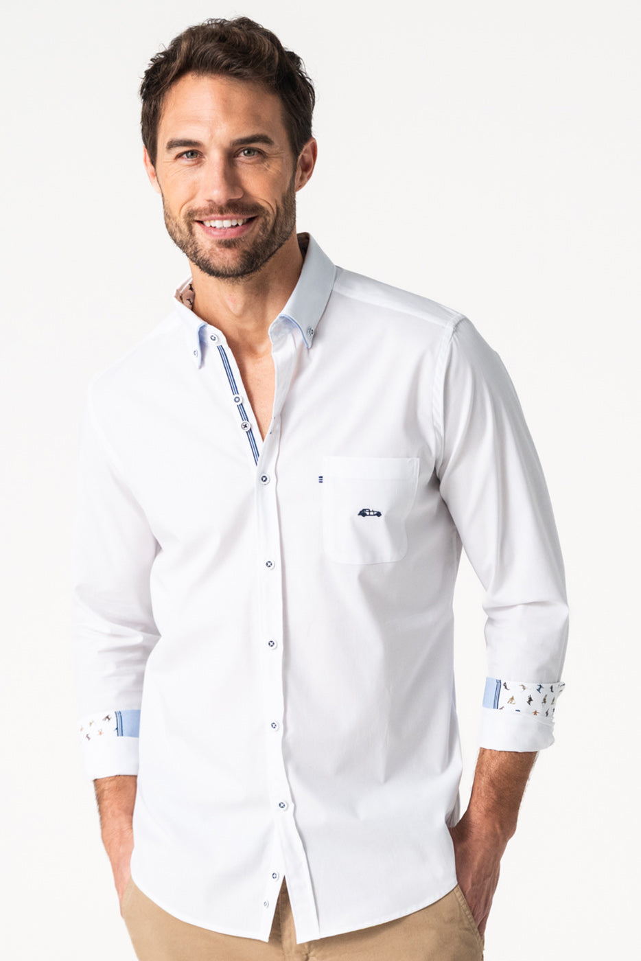 Camisa lisa blanca slim fit detalles puños