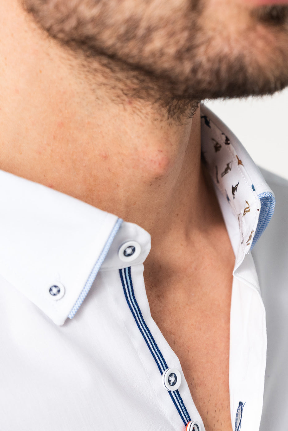 Camisa lisa blanca slim fit detalles puños