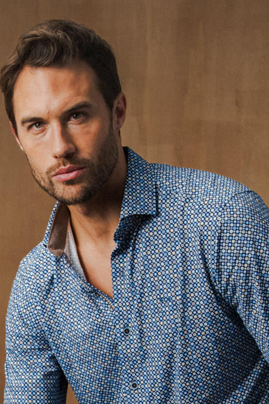 Camisa hombre estampado geométrico en tejido técnico