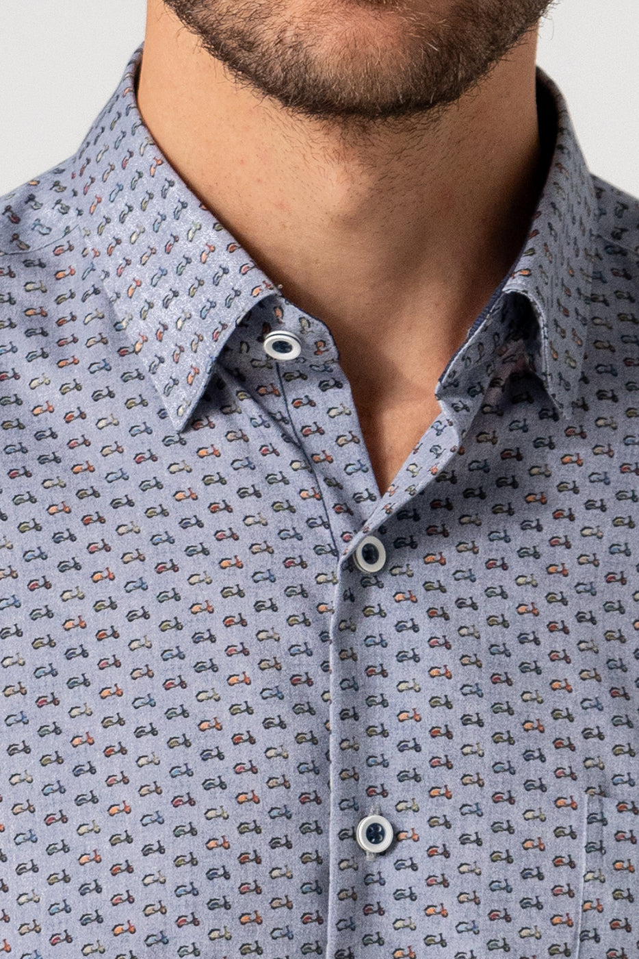Camisa estampada vespas colores en fondo gris con bolsillo 