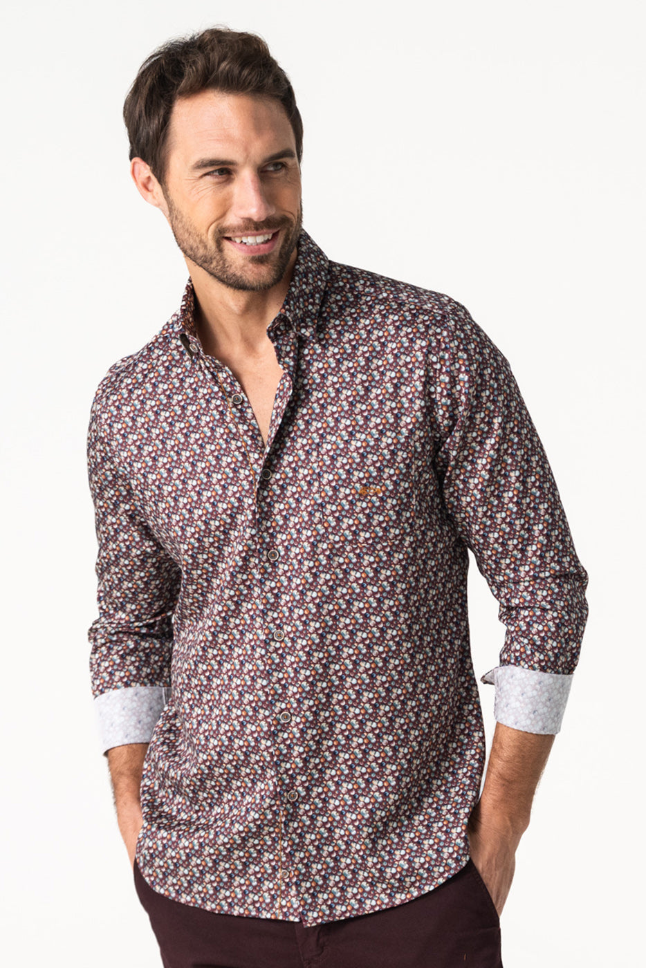 Camisa hombre estampado burbujas fondo granate