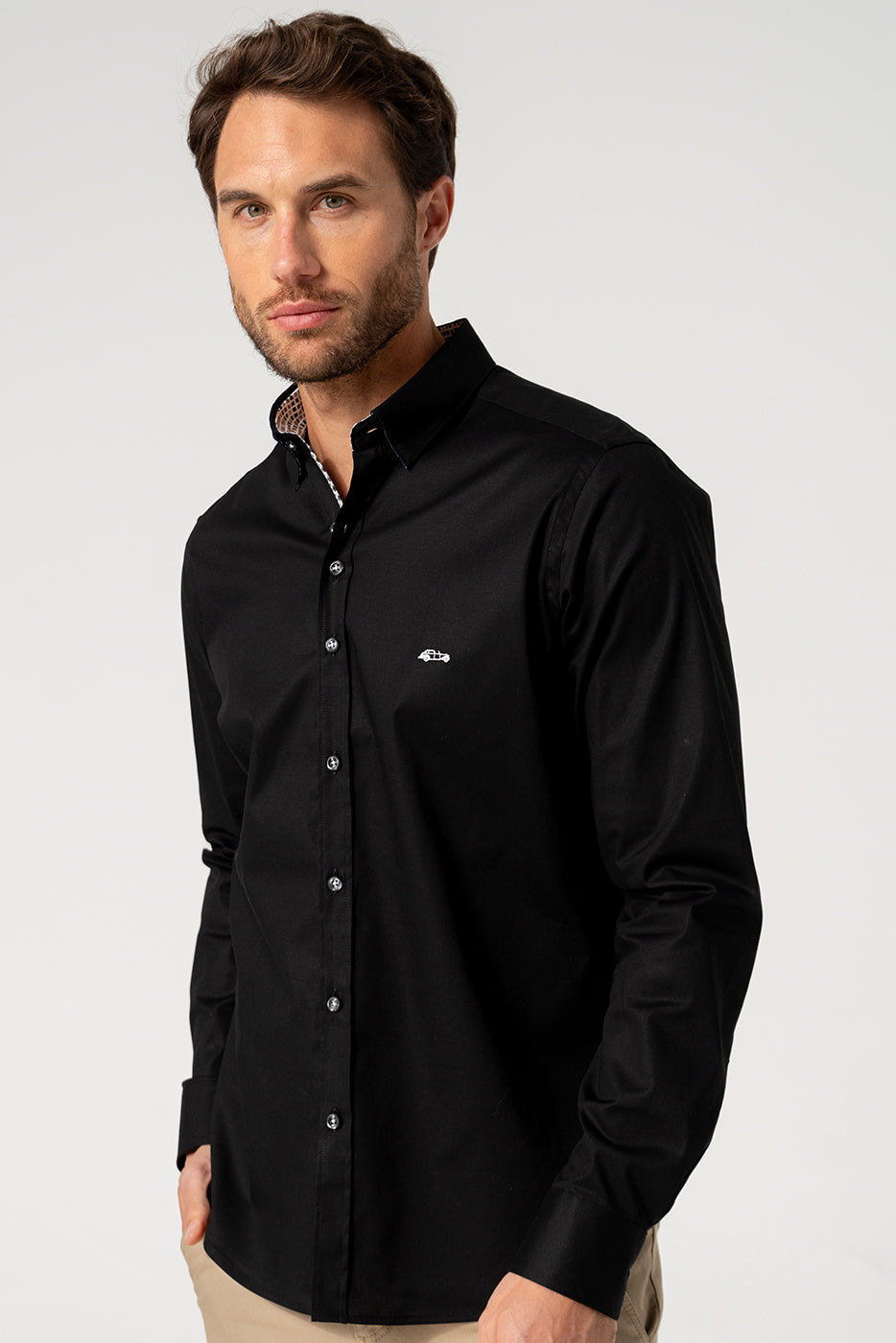 Camisa slim fit en liso negro 