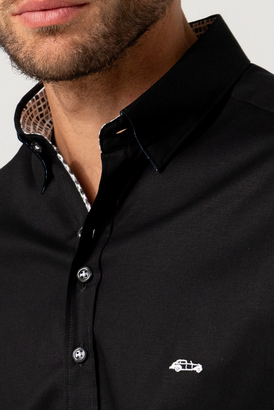 Camisa slim fit en liso negro 