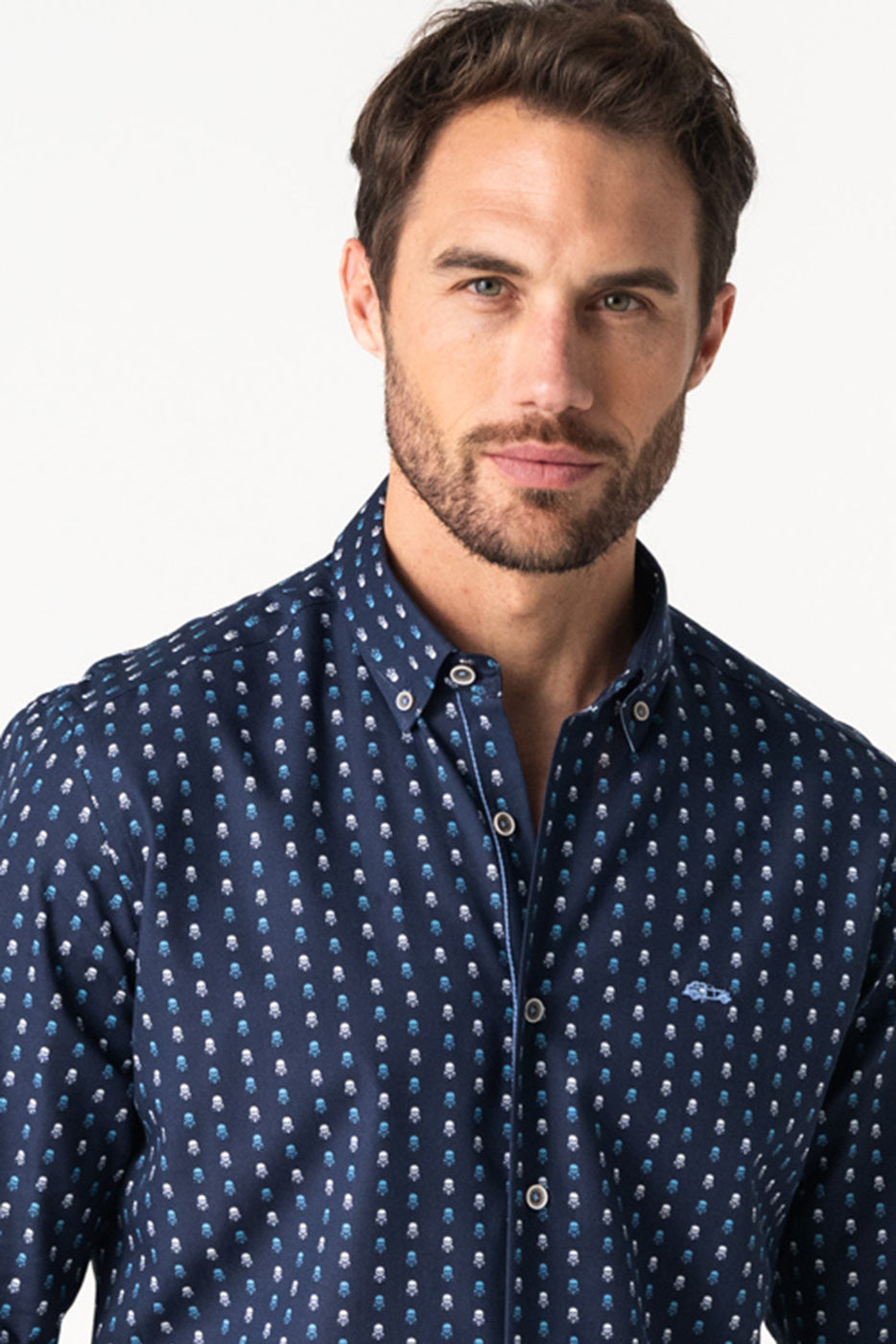 Camisa estampado calaveras slim fit fondo marino