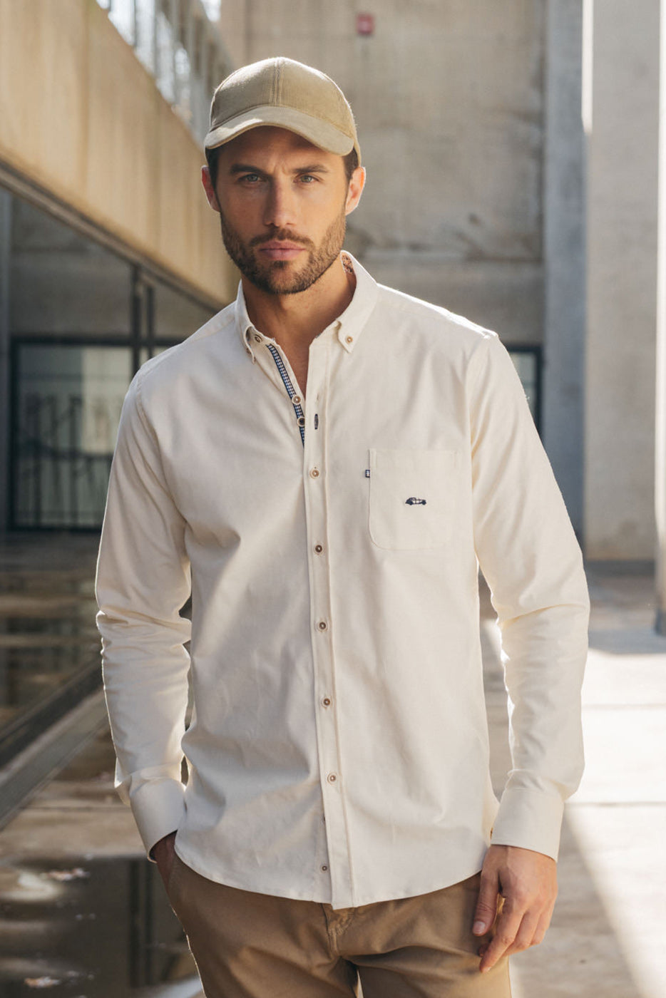 Camisa hombre micropana beige con bolsillo