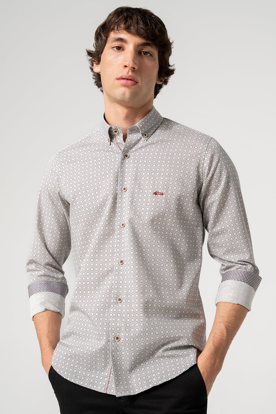 Camisa estmapada hombre en fondo gris 
