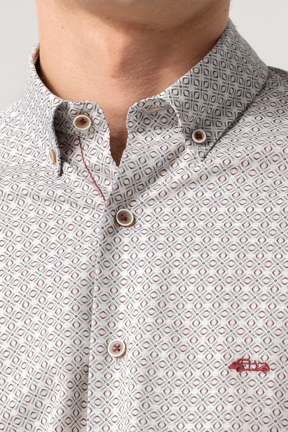Camisa estmapada hombre en fondo gris 