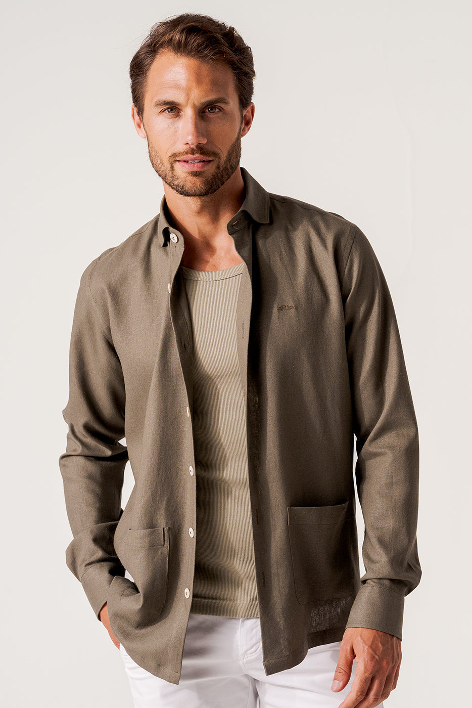 Sobrecamisa con bolsillos bajos